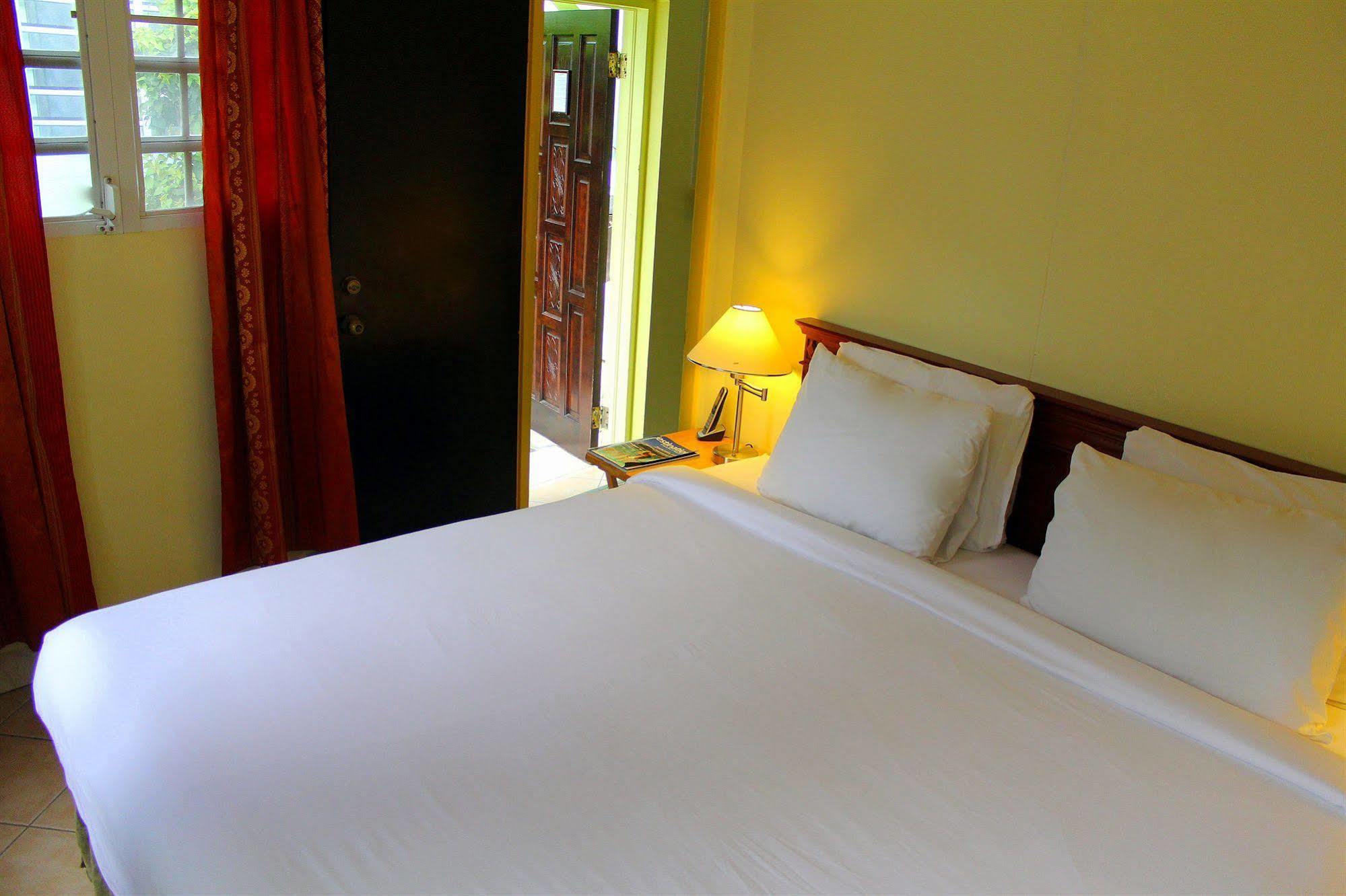 Azure Hotel And Art Studio Simpson Bay Esterno foto